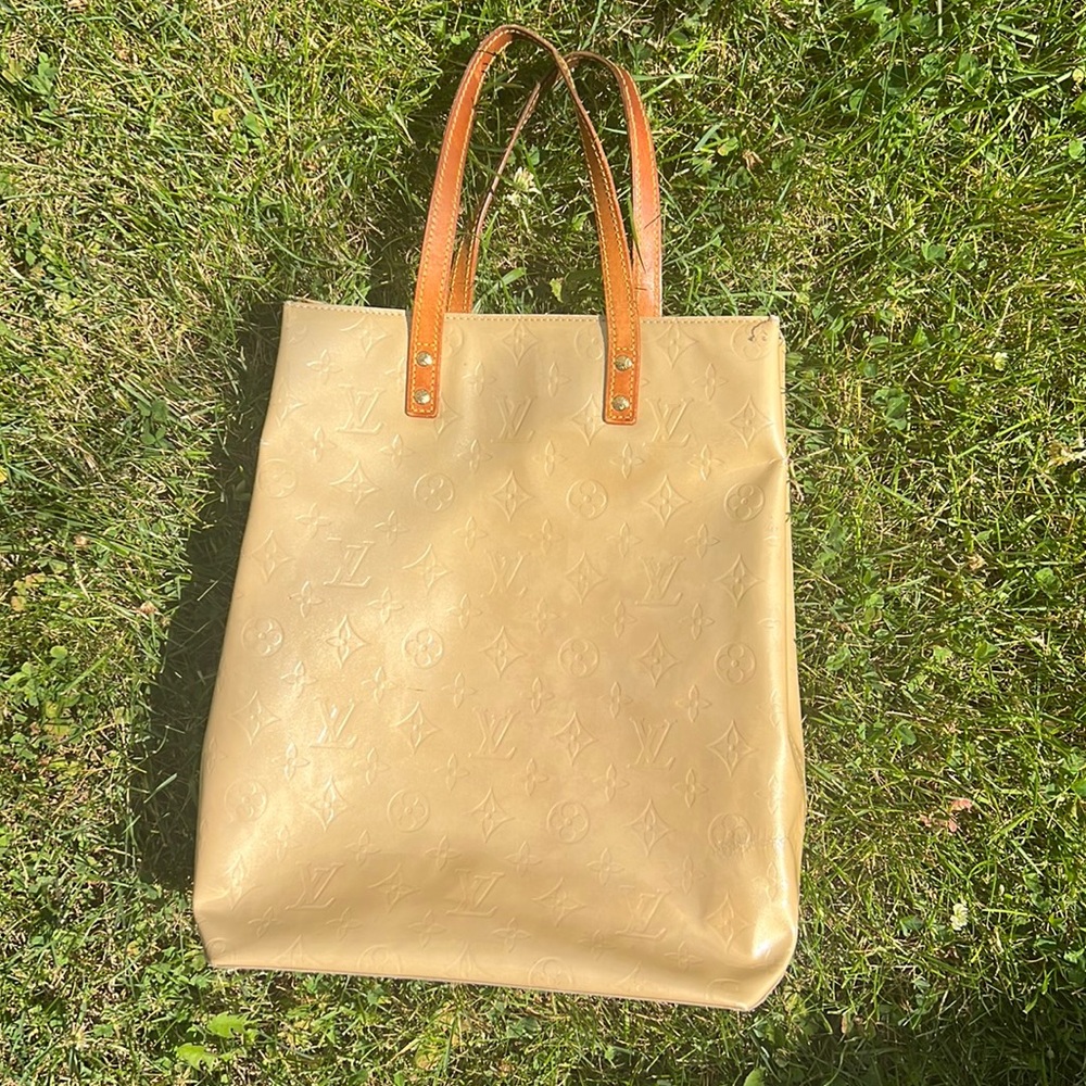 🔥Authentic LOUIS VUITTON
Beige Monogram Vernis Houston Tote Bag gently used
